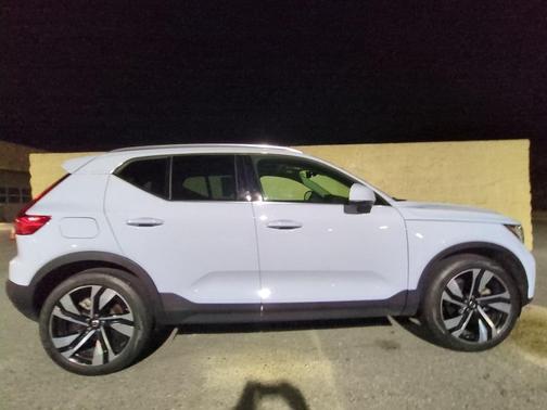 2024 Volvo XC40 B5 Ultimate Bright Theme