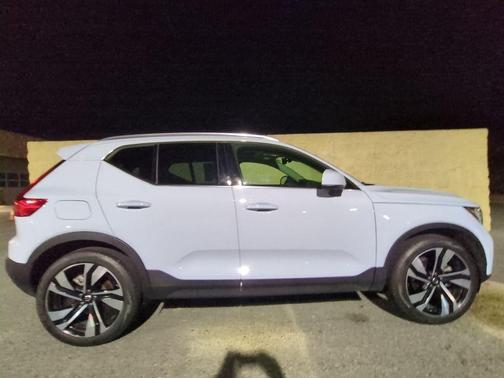 2024 Volvo XC40 B5 Ultimate Bright Theme