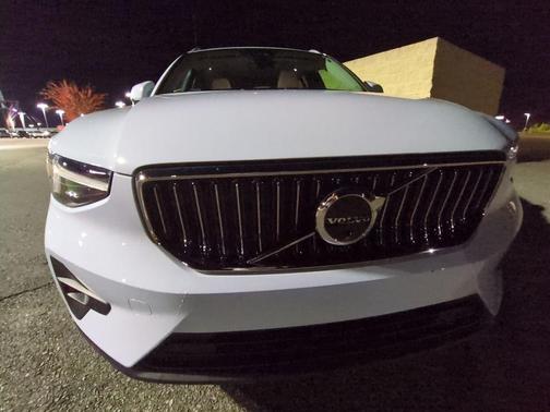 2024 Volvo XC40 B5 Ultimate Bright Theme