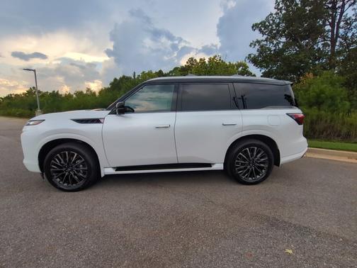 Radiant White/Black Obsidian 2027 INFINITI QX80 AUTOGRAPH