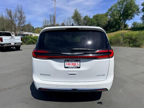 White 2023 Chrysler Pacifica Limited