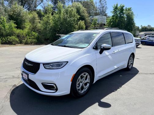 White 2023 Chrysler Pacifica Limited