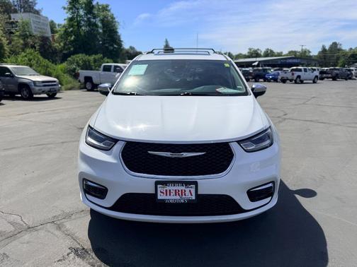 White 2023 Chrysler Pacifica Limited