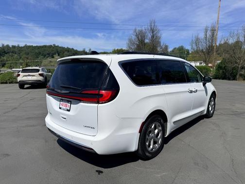 White 2023 Chrysler Pacifica Limited