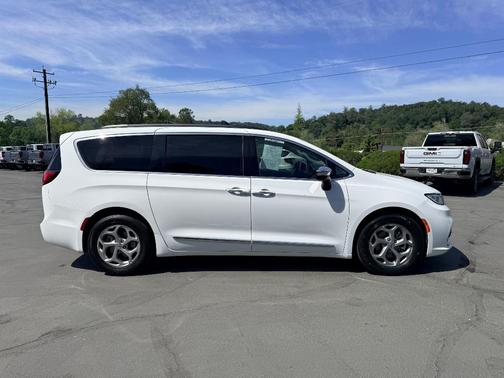 White 2023 Chrysler Pacifica Limited
