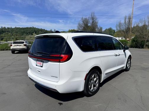White 2023 Chrysler Pacifica Limited