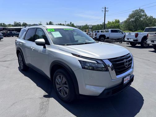 Silver 2025 Nissan Pathfinder SV