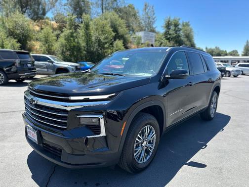 Mosaic Black Metallic 2025 Chevrolet Traverse LT