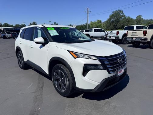 Everest White P 2025 Nissan Rogue SV