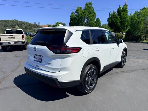 Everest White P 2025 Nissan Rogue SV