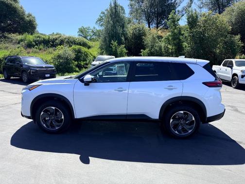 Everest White P 2025 Nissan Rogue SV
