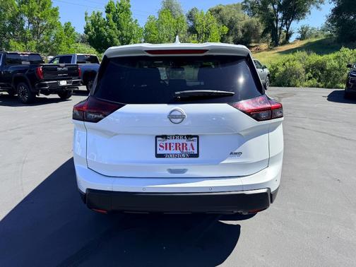Everest White P 2025 Nissan Rogue SV
