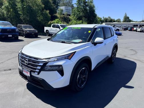 Everest White P 2025 Nissan Rogue SV
