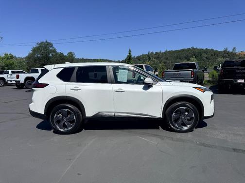 Everest White P 2025 Nissan Rogue SV