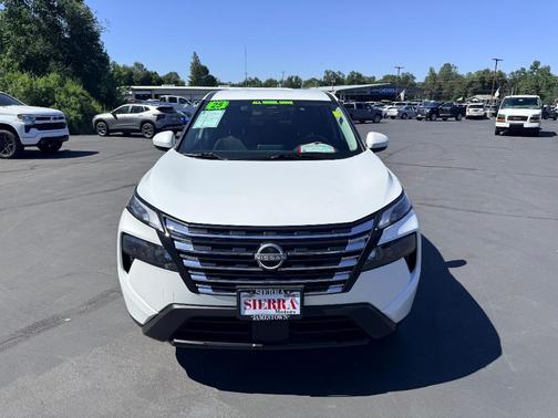 Everest White P 2025 Nissan Rogue SV