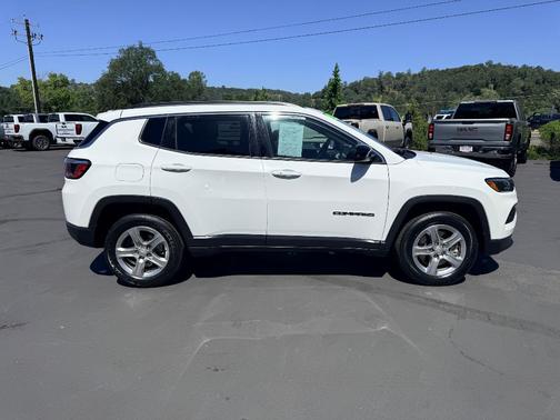 White 2024 Jeep Compass Latitude