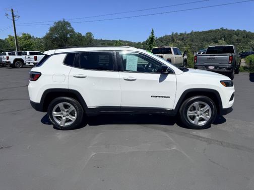 White 2024 Jeep Compass Latitude
