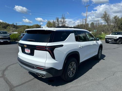 2025 Chevrolet Traverse LT