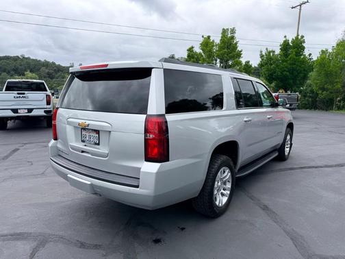 Silver Ice Metallic 2019 Chevrolet Suburban LT