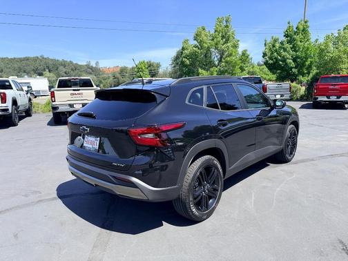 Mosaic Black Metallic 2026 Chevrolet Trax ACTIV