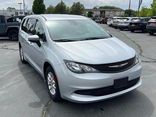 Silver Mist Clearcoat 2023 Chrysler Voyager LX
