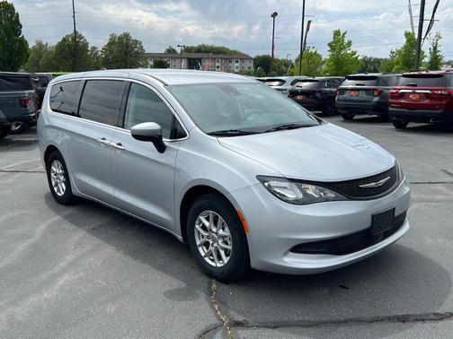 Silver Mist Clearcoat 2023 Chrysler Voyager LX