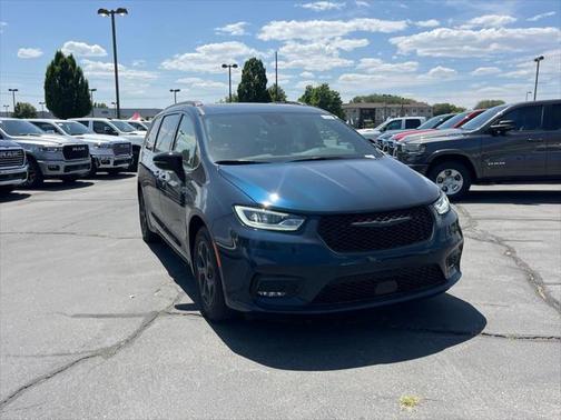 2025 Chrysler Pacifica Hybrid Premium S Appearance Pkg