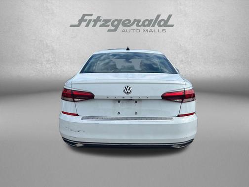 Pure White 2022 Volkswagen Passat 2.0T SE