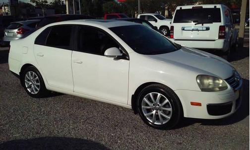 White 2010 Volkswagen Jetta SEL