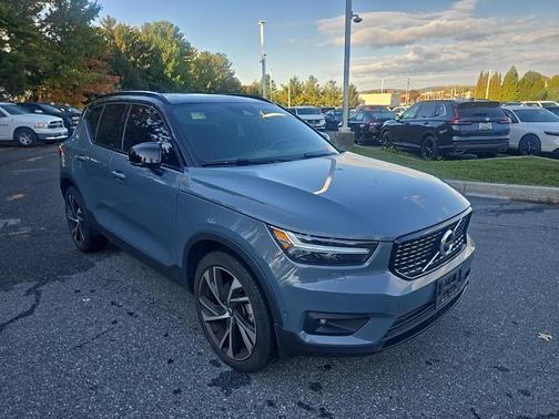 2022 Volvo XC40 T5 R-Design