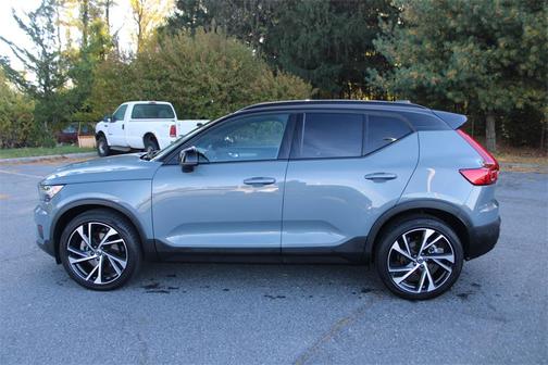 2022 Volvo XC40 T5 R-Design