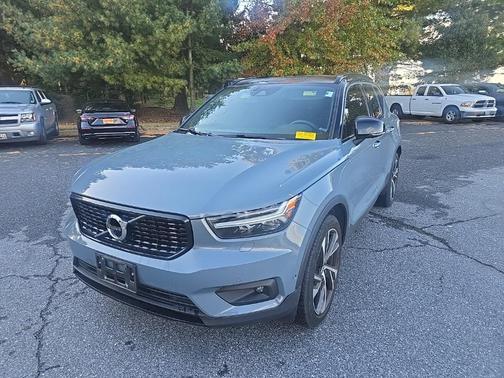 2022 Volvo XC40 T5 R-Design
