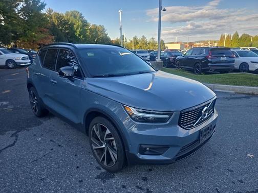 2022 Volvo XC40 T5 R-Design