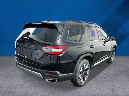 Crystal Black Pearl 2026 Honda Pilot Touring 8-Passenger