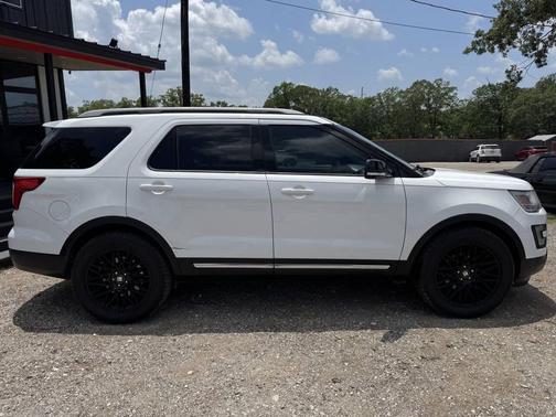 White 2017 Ford Explorer XLT