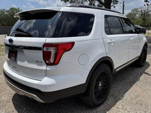White 2017 Ford Explorer XLT