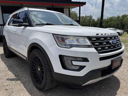White 2017 Ford Explorer XLT