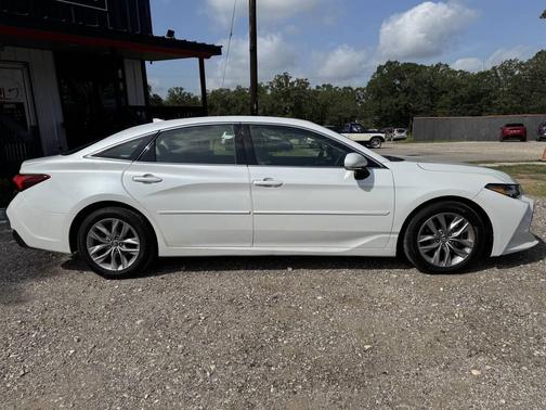 White 2019 Toyota Avalon XLE