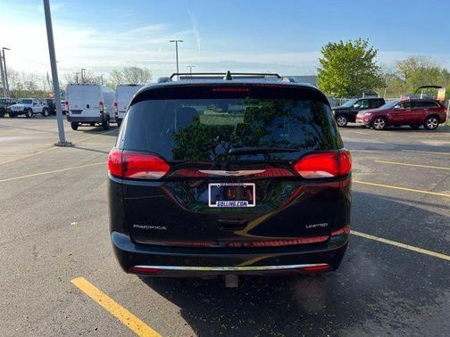 Brilliant Black Crystal Pearlcoat 2020 Chrysler Pacifica Limited