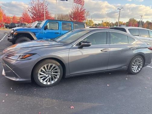 2019 Lexus ES 300h Luxury