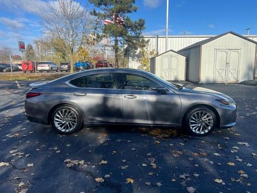 2019 Lexus ES 300h Luxury