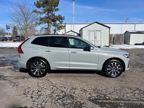 2025 Volvo XC60 B5 Plus