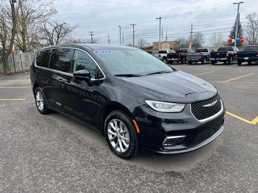 Brilliant Black Crystal Pearlcoat 2023 Chrysler Pacifica Touring-L