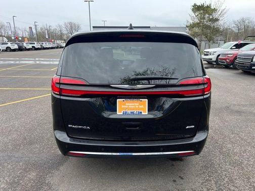 Brilliant Black Crystal Pearlcoat 2023 Chrysler Pacifica Touring-L