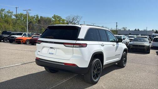 Bright White Clearcoat 2026 Jeep Grand Cherokee Laredo