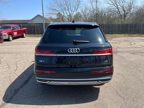 2024 Audi Q7 45 Premium Plus
