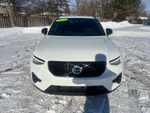 2025 Volvo XC40 B5 Plus Dark Theme