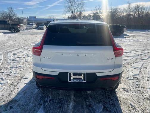 2025 Volvo XC40 B5 Plus Dark Theme