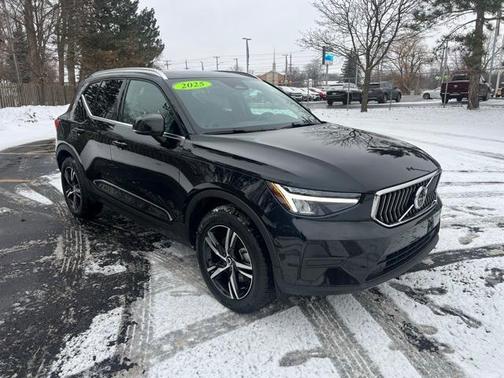 2025 Volvo XC40 B5 Core Bright Theme