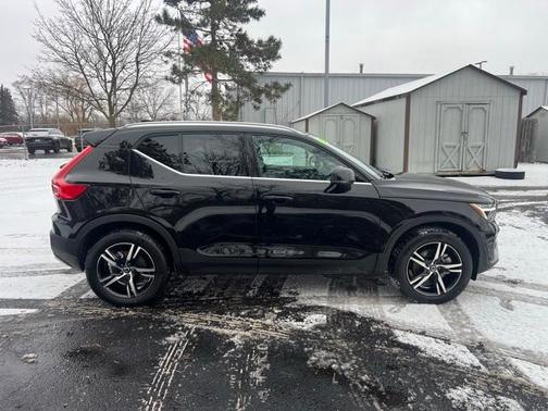 2025 Volvo XC40 B5 Core Bright Theme